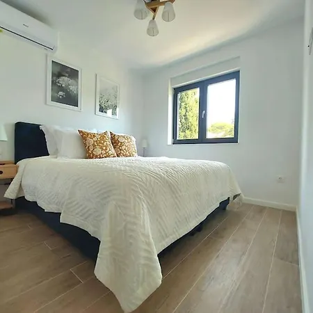 Victoria - 2 Bed With Balcony Apartment