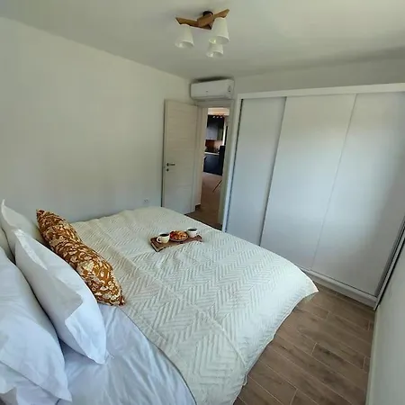 Apartment Victoria - 2 Bed With Balcony *