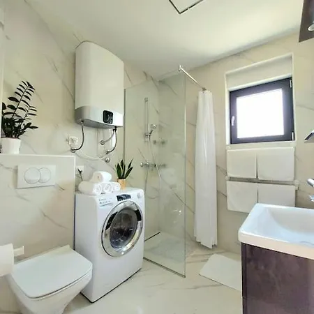 Victoria - 2 Bed With Balcony Apartment *