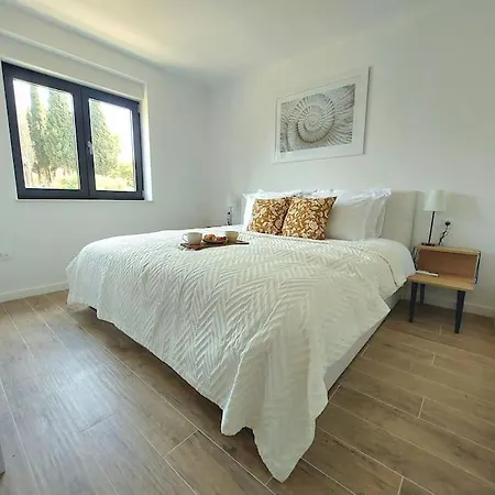 Victoria - 2 Bed With Balcony Apartment *