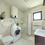 Victoria - 2 Bed With Balcony And Parking Apartment *