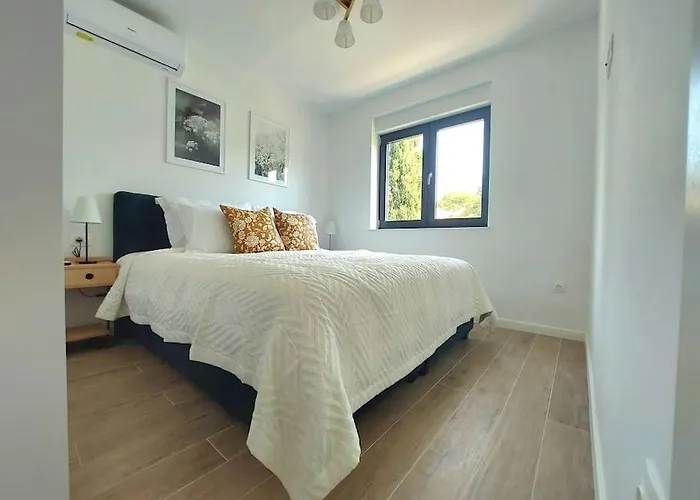 Victoria - 2 Bed With Balcony And Parking Lejlighed