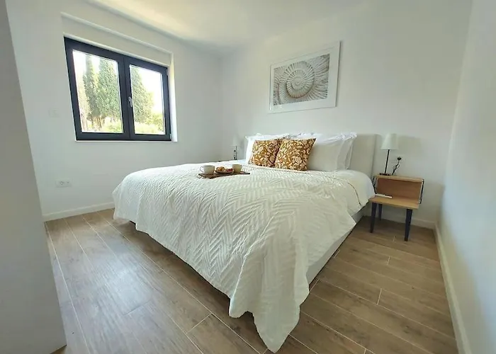 Victoria - 2 Bed With Balcony And Parking Lejlighed *